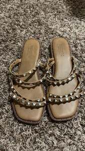 Cushionaire Tonya Studded Strappy Flat Sandals Women's 9 Beige Vegan Leather